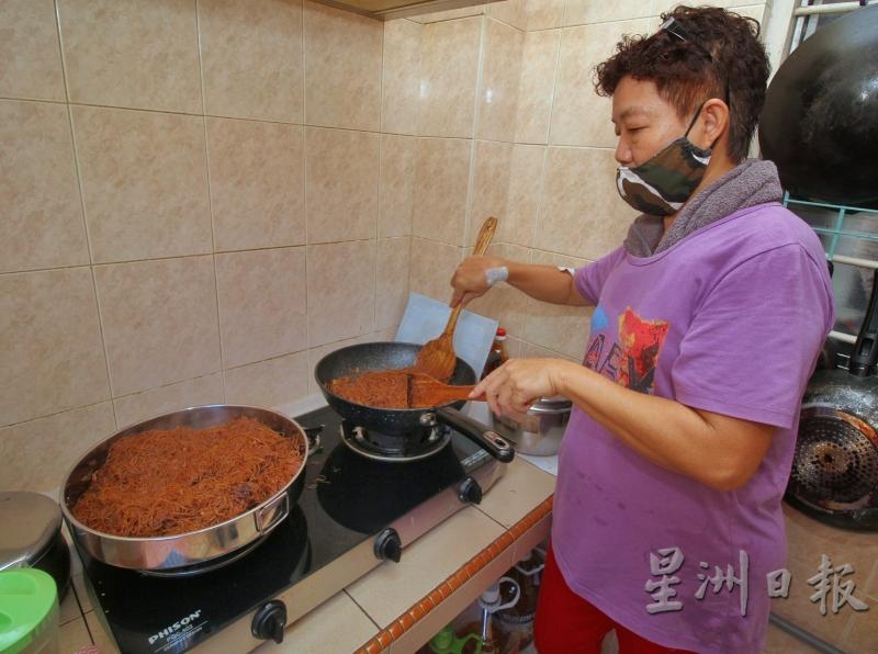 家用的锅子不大，吴秀金必须分开五次下锅烹煮，出动两个木铲一翻一炒，才能完成逾30份的蛋炒饭及炒粉。