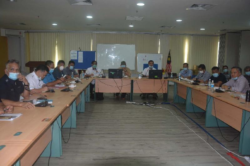 
加帛省长努拉（右五）主持灾难管理委员会会议。左六起为武吉戈兰区州议员杰菲森查密及乌鲁拉让区国会议员威尔逊乌嘉。