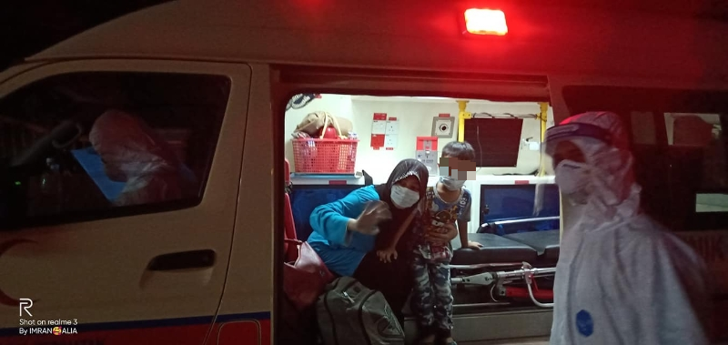 确诊妻儿坐上救护车离开时，向该名村民挥手告别。