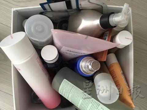 所有美妆品堆放在一起，会让人一时忘了自己买了什么而一再添购，导致部分保养品放到过期形成浪费。