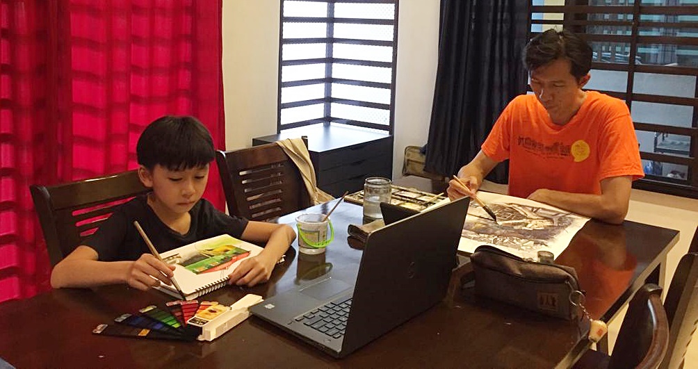 梁俊祥和梁竞隆父子俩闲在家里时，便拿起笔和纸任意挥洒。

