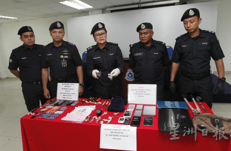 莎发阿顿（中）指出，警方逮捕7名嫌犯时起获多种财物，包括手表、手机及电脑等。