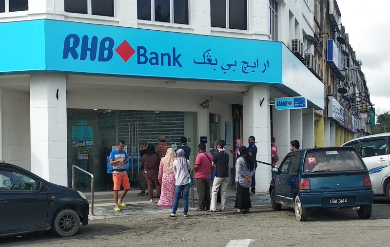 rhb银行外面也是出现人潮。