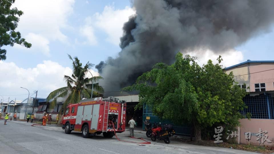 怡保巴占轻工业区一间制衣厂发生火灾，冒起滚滚浓烟。

