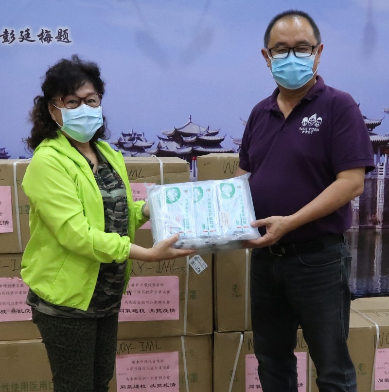 该会名誉顾问拿督蔡顺梅博士（左）代表移交1600个口罩给亚洲厨房创办人之一拿督黄耀佳，蔡顺梅也是亚洲厨房的统筹。