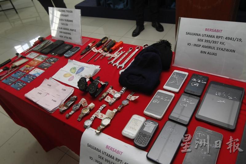 警方在逮捕7名嫌犯时，起获9部手机、9枚手表、2台电脑及干案工具等。