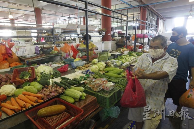 由于许多民众主要前往蔬果档购买食材，以致该范围人数较多。

