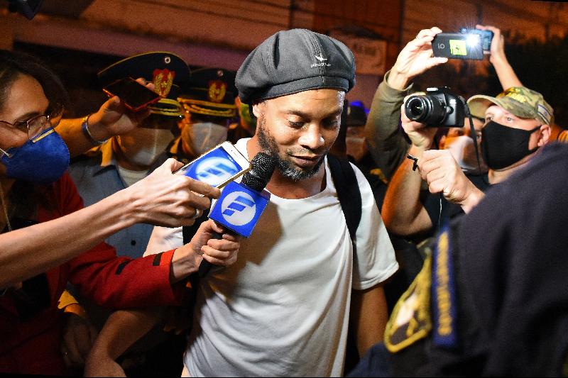 前巴西球星小罗获准出狱后，被媒体包围采访。（图：法新社）