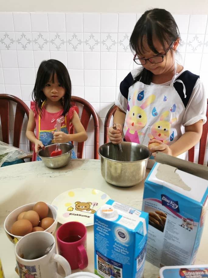 曾美燕的两名女儿协助她做蛋糕，享受亲子乐。