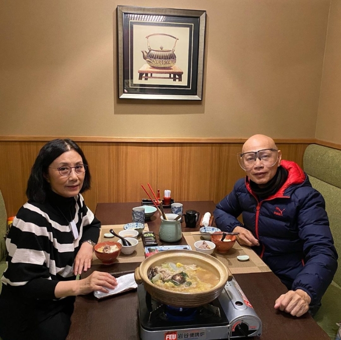 汪明荃和罗家英吃日本餐贺出关。