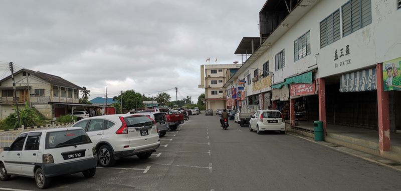 与行动管制令刚实行的第一周相较，马鲁帝街头开始出现车辆，前往商店购物的民众也越来越多。
