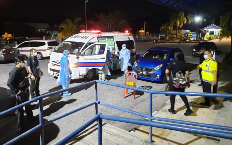 26岁女子被瓜拉庇朥卫生局救护车载往汝来的隔离中心接受隔离。