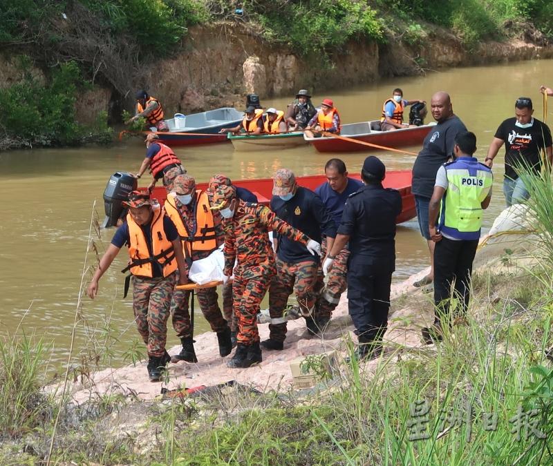 拯救人员在附近的河段寻获死者遗体，并准备送往医院。