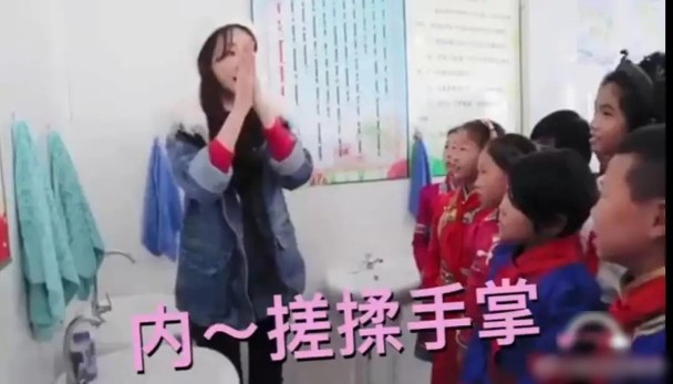 林志玲在视频中教导小朋友正确洗手方式。