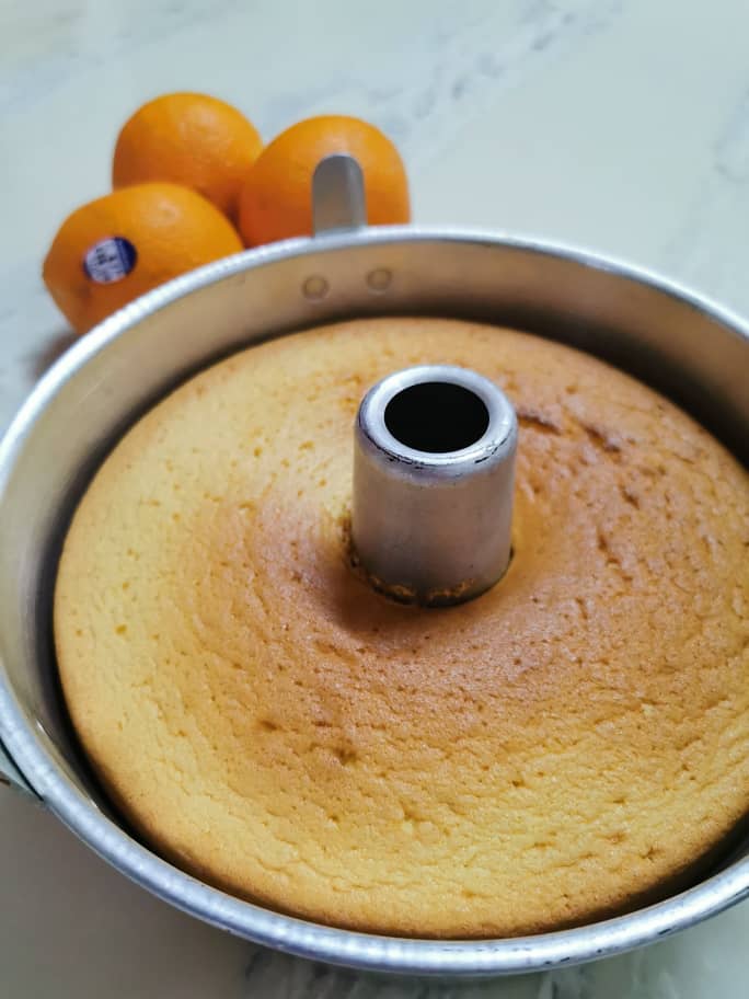 曾美燕热爱烘焙，为家人制作了香橙戚风蛋糕。