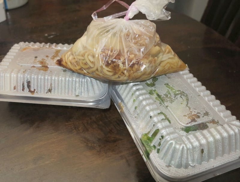 行动管制令期间,使用塑料袋及饭盒的数量增加。 行动管制令期间,使用塑料袋及饭盒的数量增加。