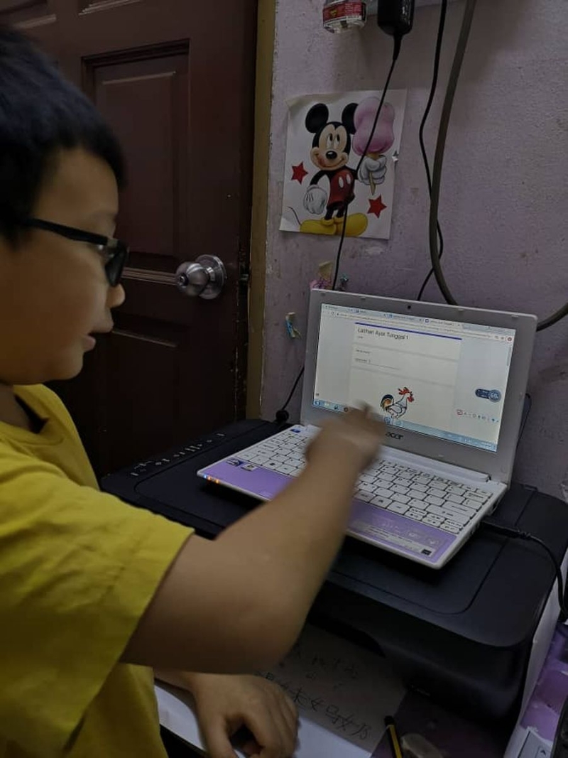 学校停课，孩子在家中也能上网课做功课，学习永不停止。