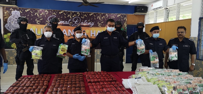 瓜雪警区于昨日成功捣破贩毒集团，起获近400万令吉的毒品，是全国实施行管令以来最大宗的毒品案。中为南利。