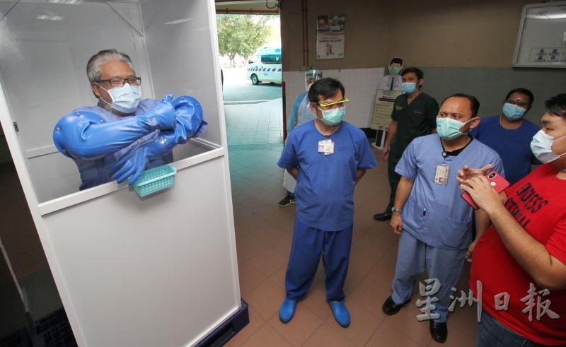 医护人员试用检测亭。右一起是黎镇匡、古尔希医生、阿迪医生。