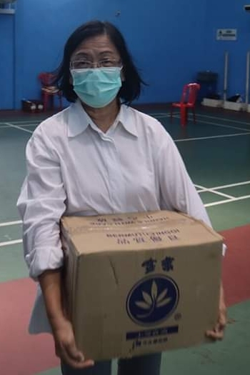 玛丽亚陈参与援助物资工作，在行管令期间为需要的人士献上温暖。