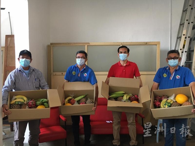 林仕伟（左起）、陈志强、周忠信及谭智明在柔中爱心水果箱推介礼上，鼓励民众选购本地水果，帮助小农并支持慈善事业。