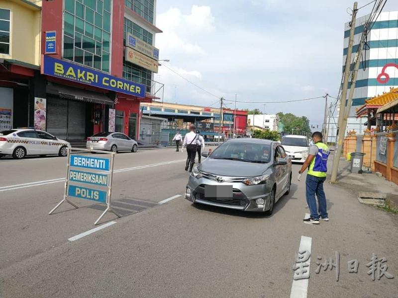 警方亦在峇吉里路设立路障，以减少进入市区的车流量及人群。