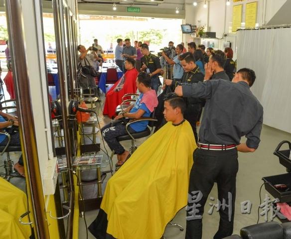 由于理发是近距离接触，而且理发用具也重复使用，为此森州政府考量到感染风险高，因此需要更严格的标准作业程序才放宽让理发店进行基本服务。（档案照）