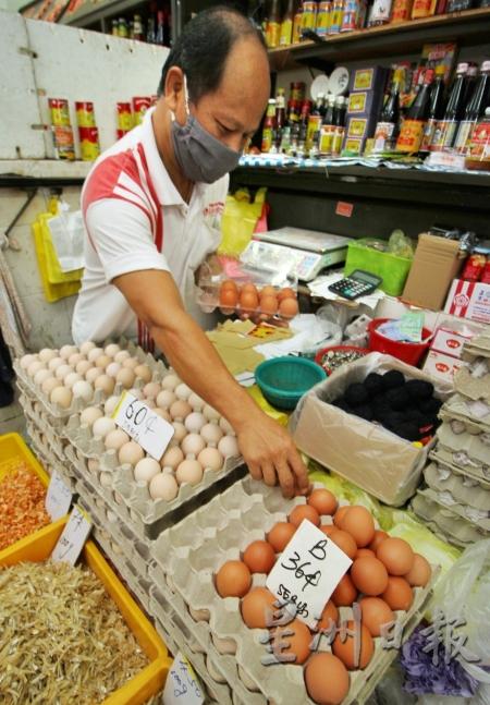 巴占巴刹并无蛋贩趁机抬高鸡蛋售价，蛋贩称AA等级和A等级的鸡蛋热销。（图：星洲日报）