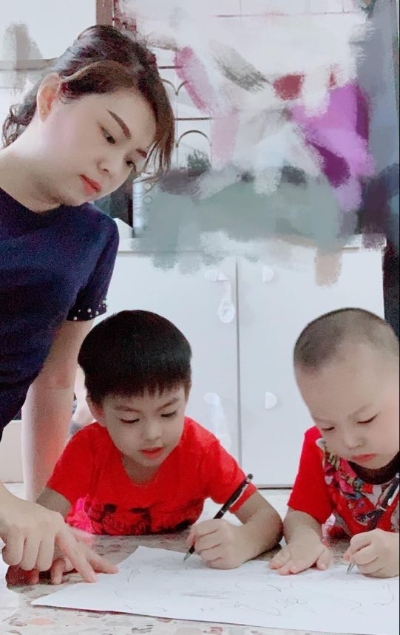 沈慧玲（左）在行管期间和两个儿子彧瀚（中）、瑾昊联手创作出一幅幅画作，欢度亲子时光。（图：星洲日报）