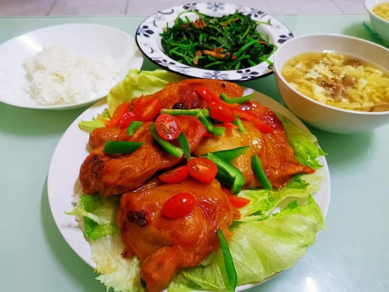 徐丹棋在脸书分享亲手为家人张罗的饭菜，摆设费尽心思。