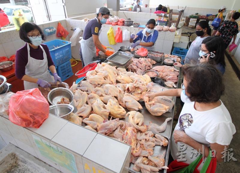 鸡肉价格下降幅达20%，但市场消费力只是一般。（图：星洲日报）