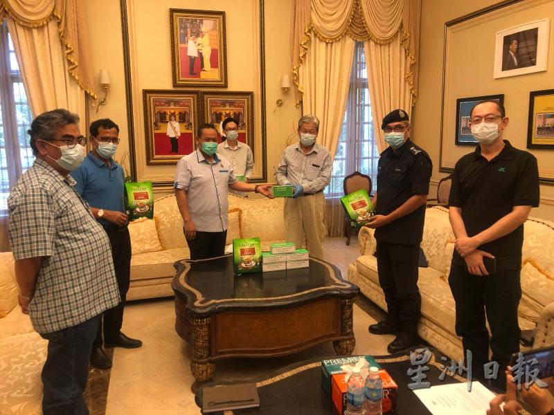 康泰食品有限公司执行主席欧阳丁清（右三）移交咖啡及口罩予阿敏努丁（左三），让森州警方有充足的防疫物资，左起为扎扎里、拉扎里，右起为阿斯万再也、莫哈末尤索夫。