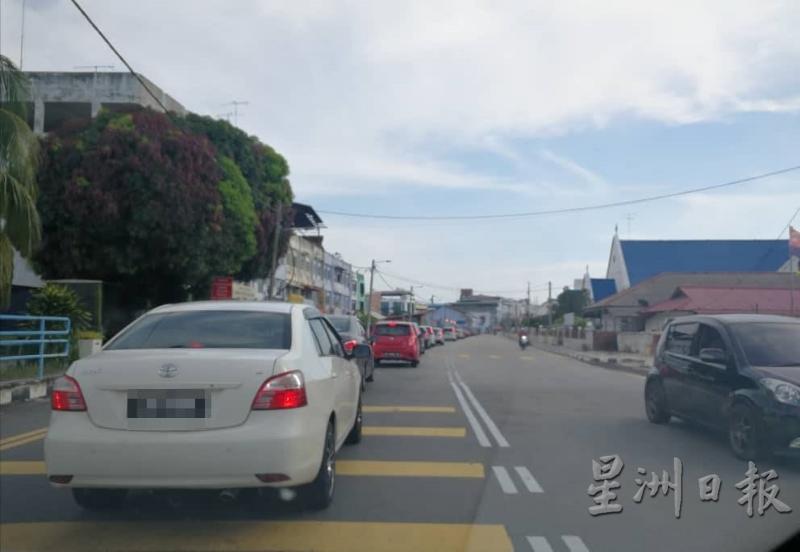 麻坡警方在砂礼路设立路障，导致进入市区的道路方向车辆大排长龙。