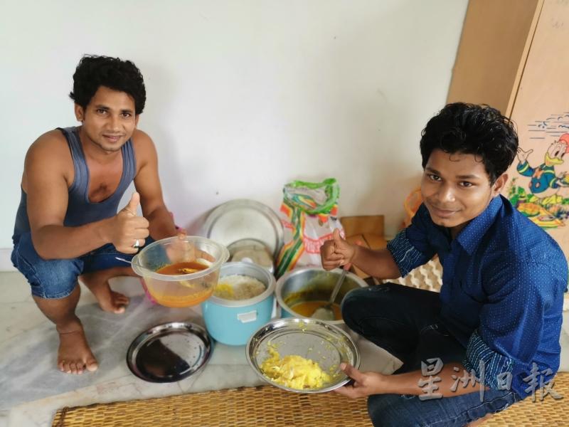 这两名尼泊尔的外劳举姆指赞好雇主为他们准备的伙食，并表示只要吃得饱，就不会乱跑了。（图：星洲日报）