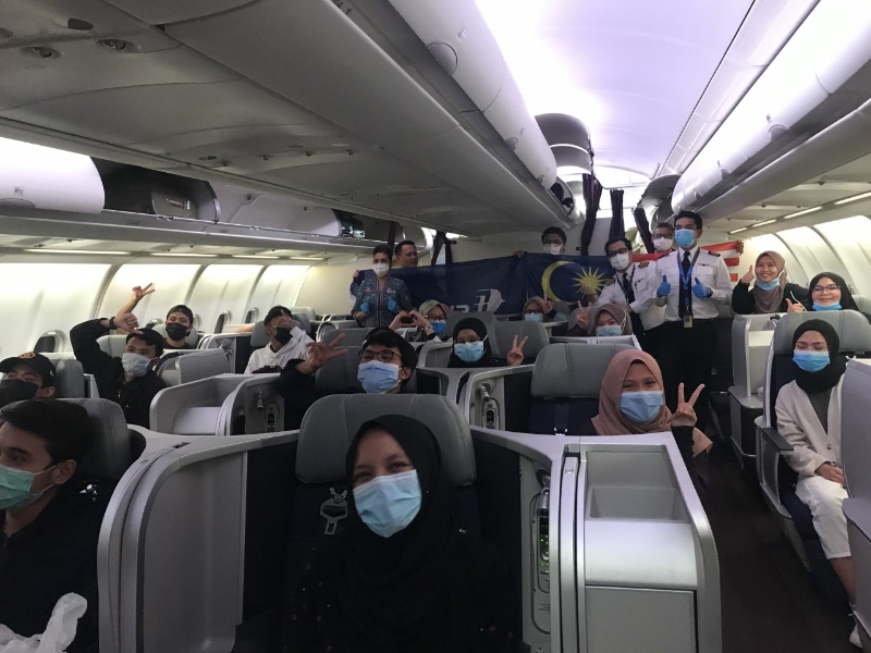 马航专机从开罗载返285名在埃及求学的大马公民，所有乘客全程戴上口罩，包括被安排在商务舱的乘客。