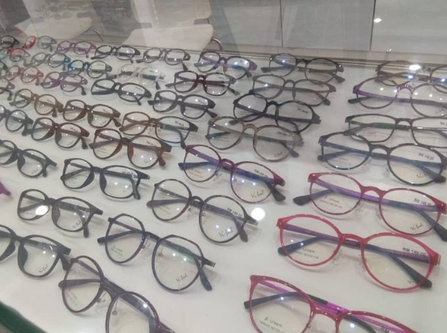 在联邦政府的宣布放宽领域中，眼镜店是其中之一。