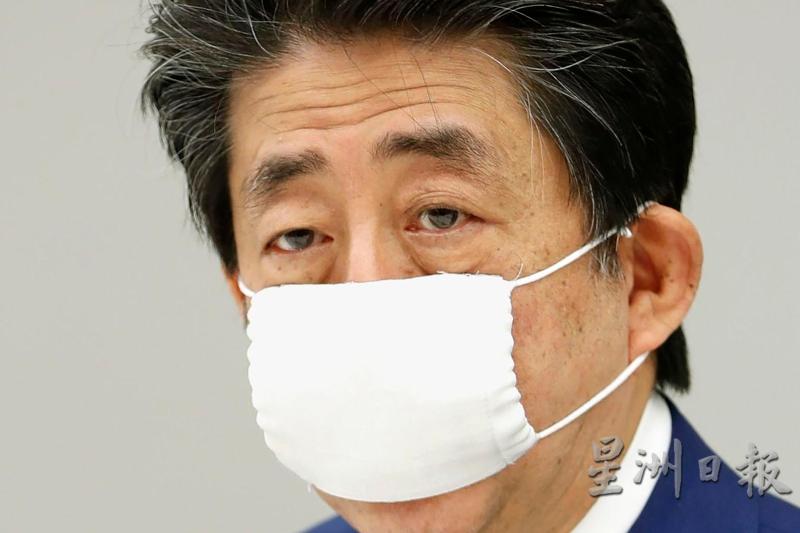 比起东京奥运会推迟后冠病确诊人数暴增而受到质疑，日本首相安倍晋三更应该要尽早制定抗疫方案，以遏制病毒传播。（美联社照片）