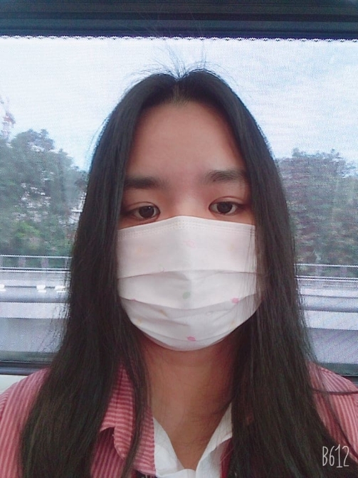 陈昱倩戴上了老妇人“逼”她买的口罩，而这也成为她从台湾带回来的珍贵手信。（图：受访者提供）