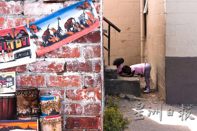 摄于南非开普敦的小镇，当地人民靠着手工制作的纪念品和手工艺品维持生计。

