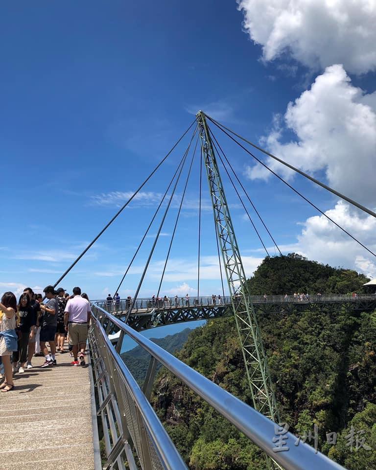 浮罗交怡玛景樟山顶衔接的吊桥原是旅客必到景点，今也已无人问津。