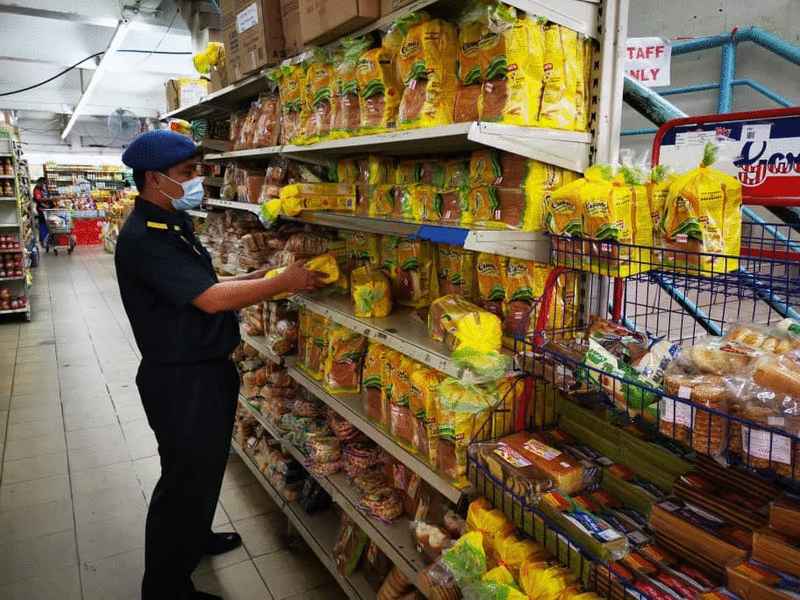 贸消局官员检查一家杂货店所售卖的货品，确保货品供应充足（图取自沙巴贸消局脸书专页）。