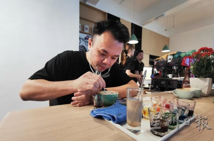 廖伟凯平时在咖啡上作画，由于近距离对着咖啡，必须戴上卫生口罩，防止唾液溅到食物。（图：受访者提供）