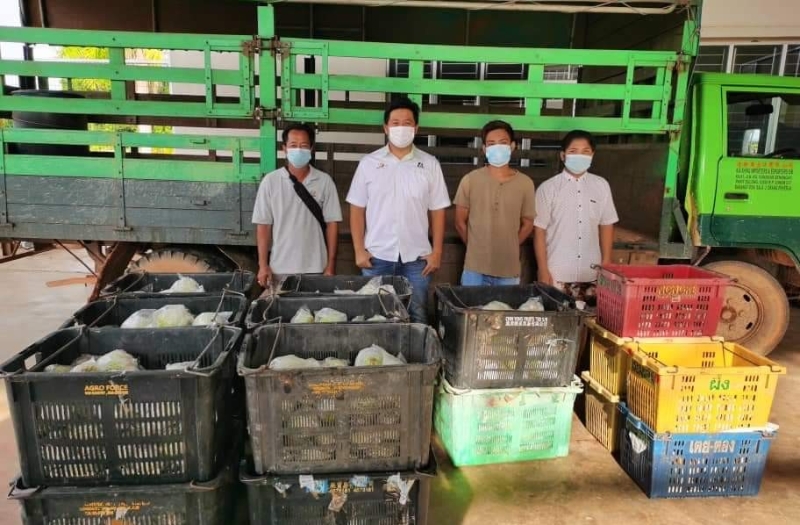 罗铭洲（左二）将超过1公吨的鲜果，捐赠给关丹甘孟山城野生动物园。
