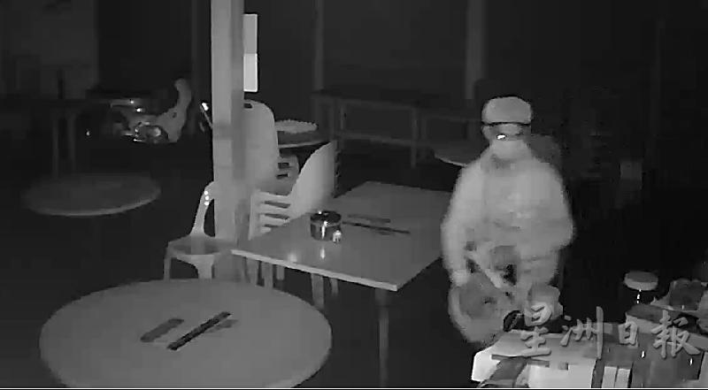 乡村咖啡店闭路电视画面所见，贼徒一人入店走到桌面前干案。
