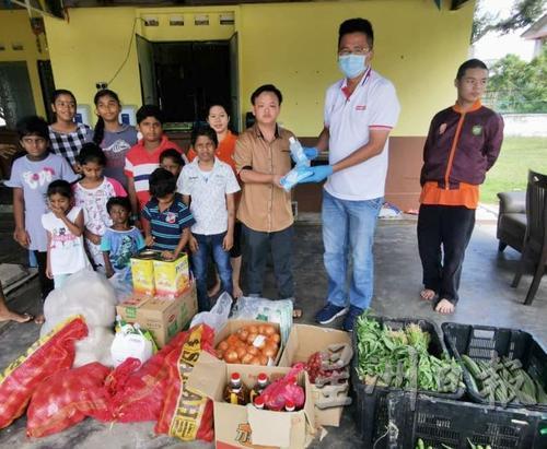 这家残障儿童中心也获得干粮菜类，不致断粮。