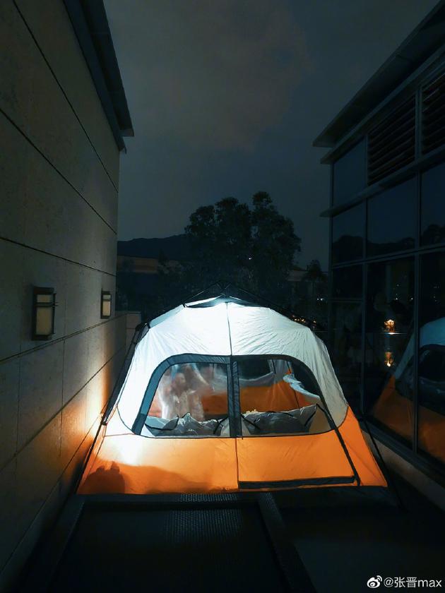 张晋和蔡少芬一家在自家豪宅天台露营。