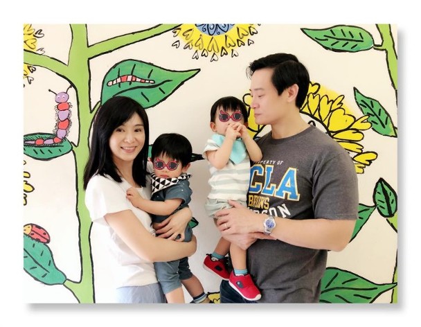 杨采妮在社交网站分享跟儿子的生活日常，爆老公邱韶智陪儿子们玩角色扮演。