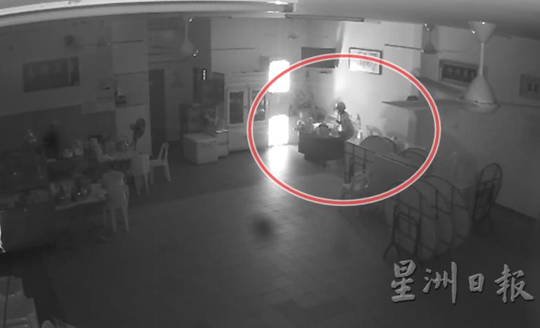 乡村咖啡店闭路电视画面所见，贼徒一人入店走到桌面前干案。