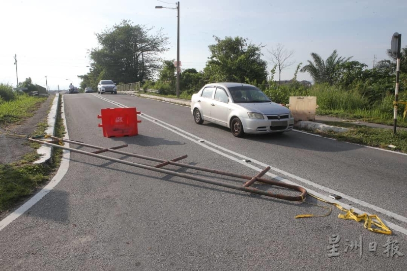 早上北阁路段的铁栏杆被拆下，车子照样通行。