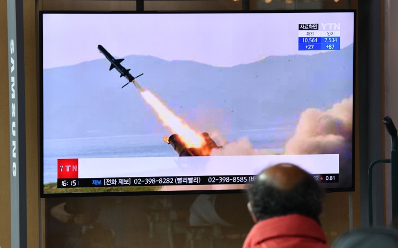 首尔火车站荧幕播放朝鲜发射导弹的画面。（图：法新社）